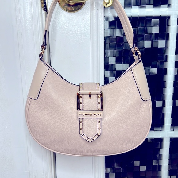 Michael Kors Handbags - 💕 Michael Kors light pink leather satchel bag cute 💕